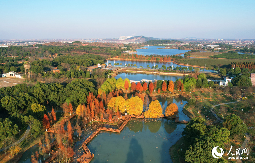 航拍镜头下的江西省南昌县黄马乡凤凰沟景区，景色如画。人民网记者 毛思远摄