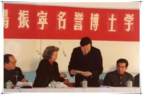 清华大学授予普京名誉博士！还有哪些名人获得过中国这一”国宝级”学位？