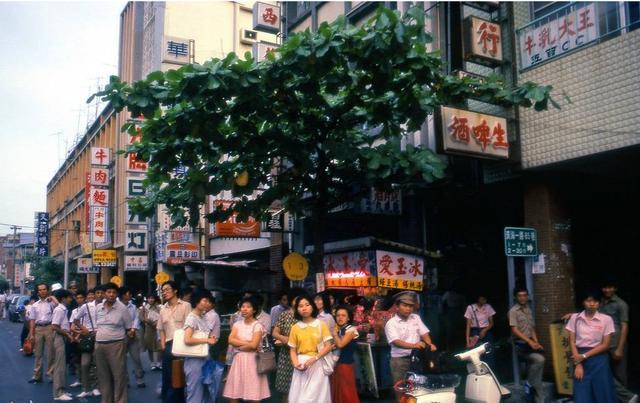 下面拍摄于1979年的中国台湾省老相片:台湾自1960年代起推行出口导向