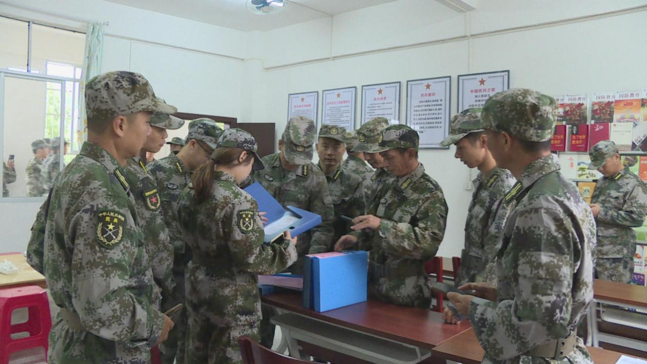 會前,與會人員觀摩了吉潭鎮武裝部,圳下村民兵連及青年民兵之家,參觀