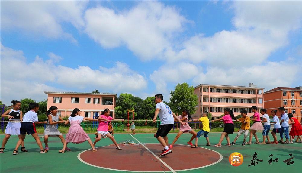 大学生支教关爱留守儿童