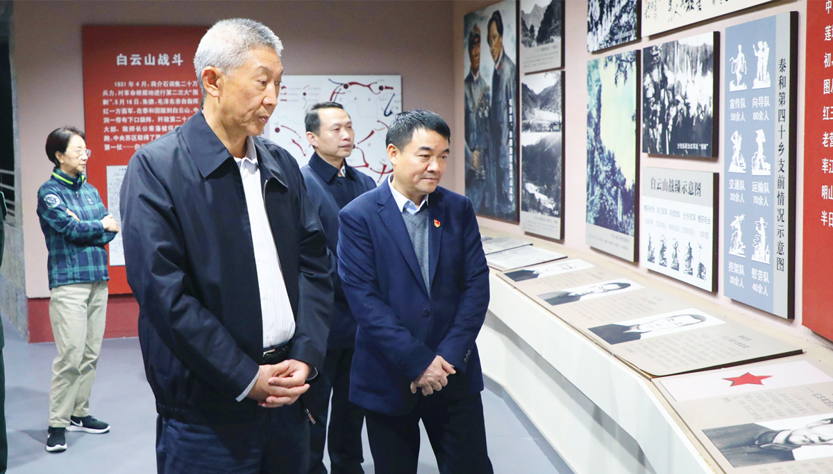 杨东明中将一行到泰和县革命烈士纪念中心参观祭奠