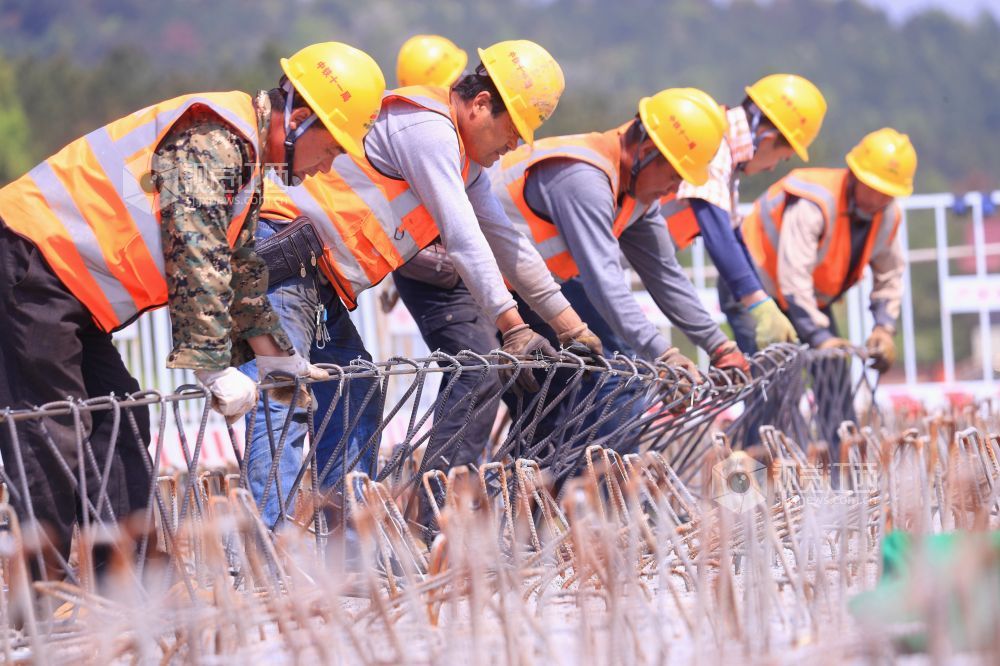 江西泰和：大广高速公路扩建施工忙