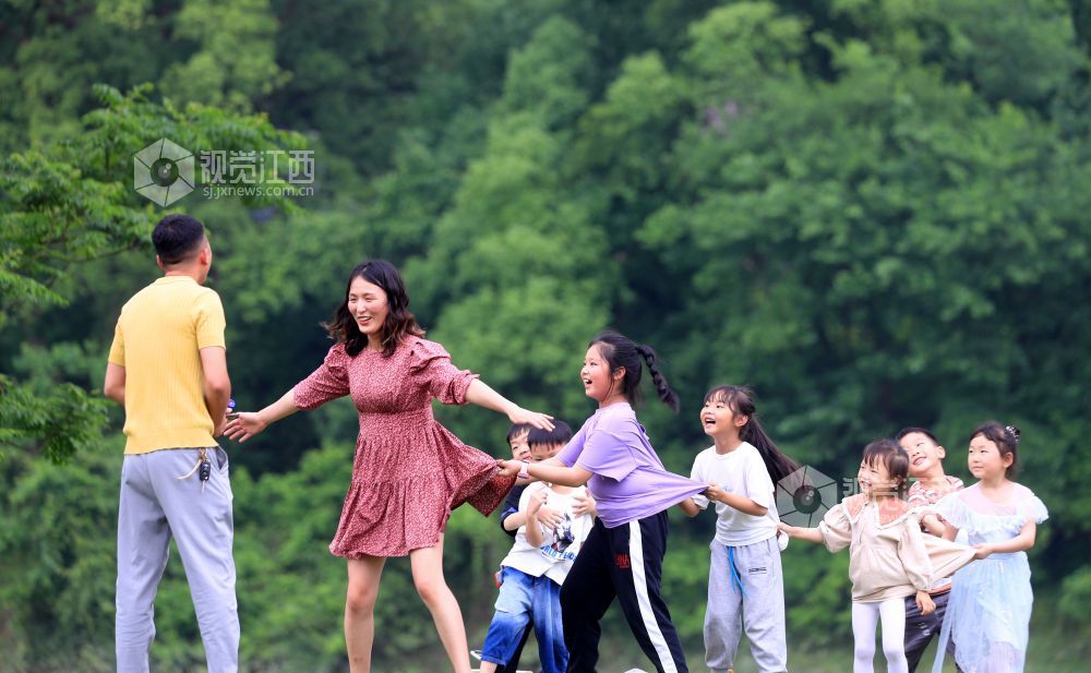 江西泰和：民间游戏乐开怀