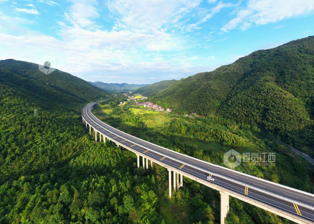 江西泰和：高速公路穿越绿色林区壮观如画