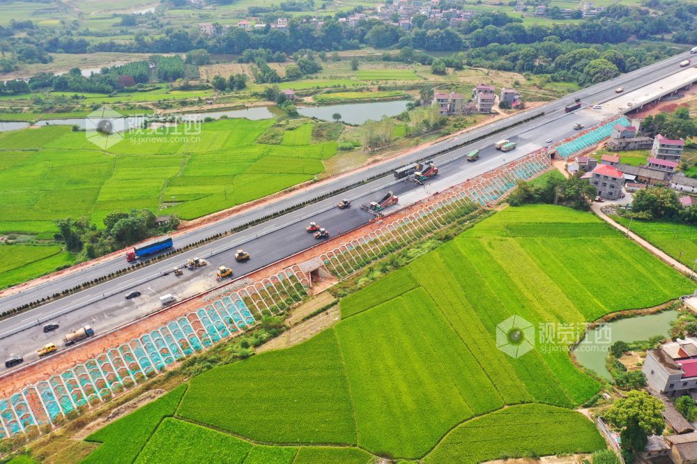 江西泰和：高速公路摊铺施工作业忙