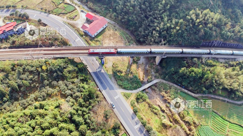 江西泰和：上圯公路铁路交通线化作“自然风景线”
