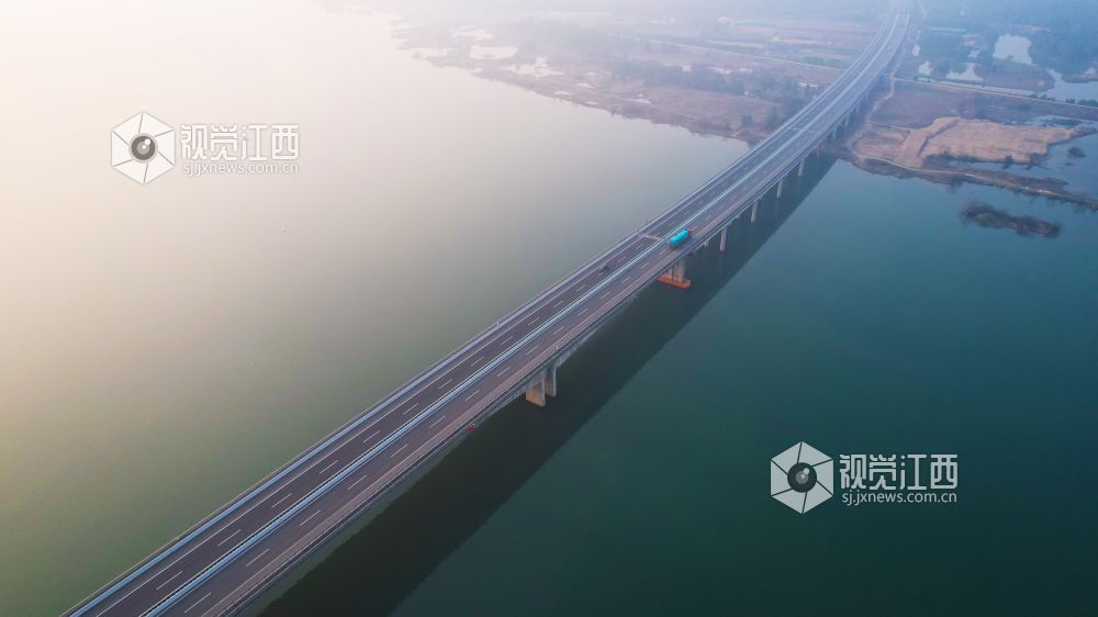 高速公路大桥壮观如画