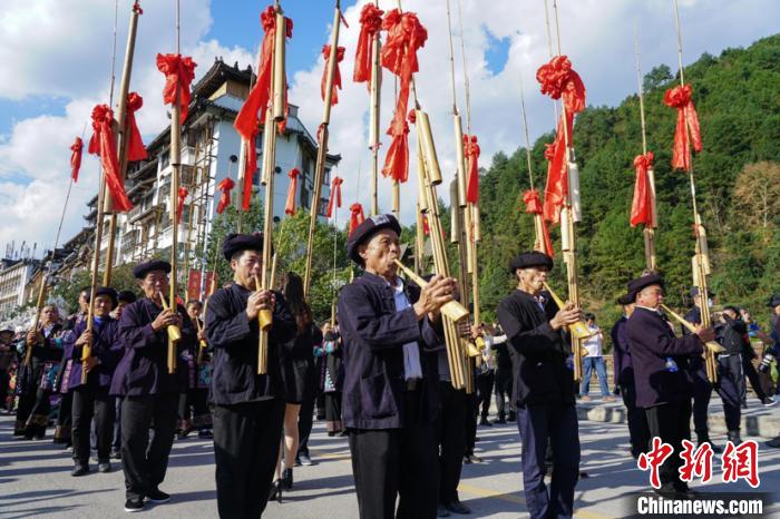 图为苗年节非遗巡演现场，苗族民众演奏芦笙。　瞿宏伦 摄