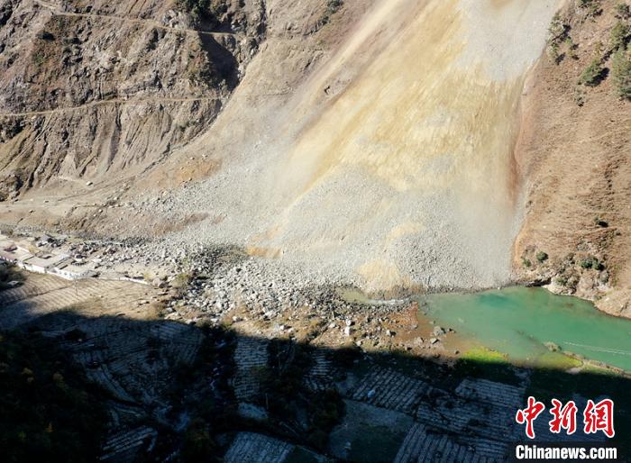 垮塌体堵住河道形成堰塞湖。四川地矿供图