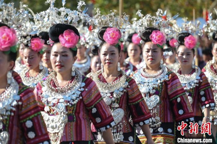 图为苗年节非遗巡演现场，苗族民众展示苗族服饰文化。　瞿宏伦 摄