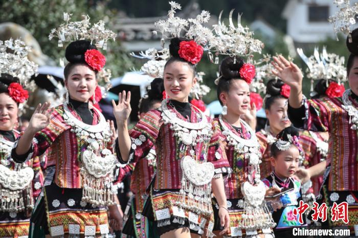 图为苗年节非遗巡演现场，苗族民众展示苗族服饰文化。　瞿宏伦 摄