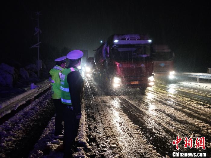 高速交警雪夜执勤保通 杜晓峰 摄