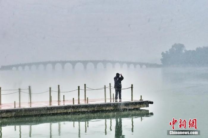 11月21日，北京城区迎来今年冬天第一场雪，雪中的颐和园美景如画。图片来源：视觉中国