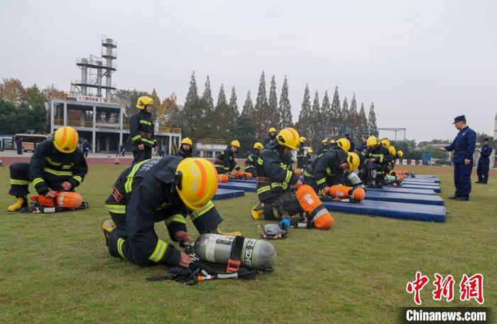 消防员正在进行空气呼吸器组装考试。　廖涛 摄