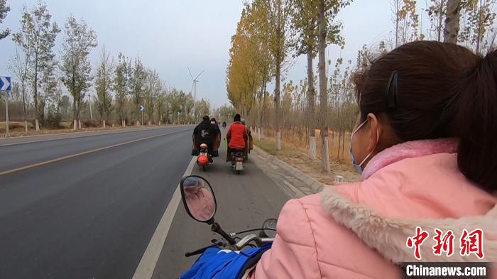 在山东省德州市武城县的肖邢王庄村，每天清晨，一支由14名农村妇女组成的“姐妹地暖安装队”，在村里的小广场集合后，赶往建筑工地干活。　张振旭 摄