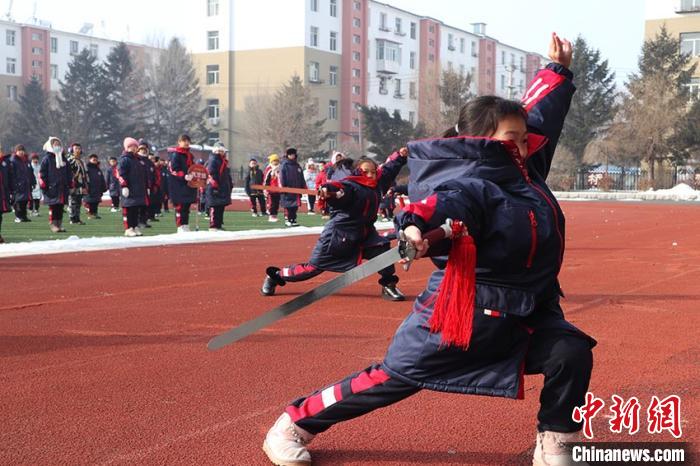 小学生上演武术间操 苍雁 摄