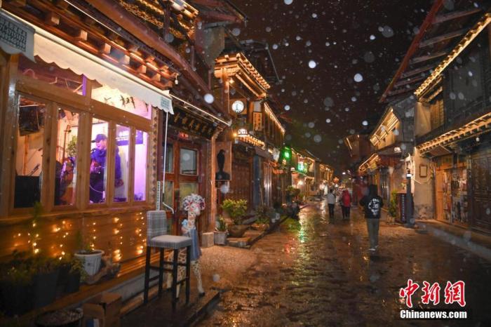 11月22日，正值中国二十四节气中的“小雪”节气，云南香格里拉市迎来降雪，夜色中的独克宗古城美如画。
中新社记者 刘冉阳 摄