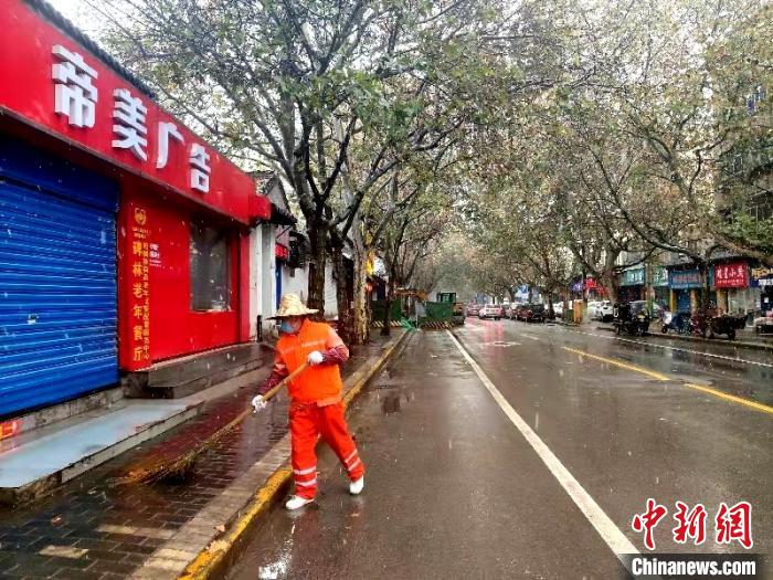 陕西多地遭遇雨雪降温天气。　高铖 摄