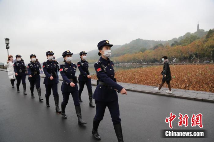 图为浙江和台湾青年在西湖边巡逻。梅柏林 摄
