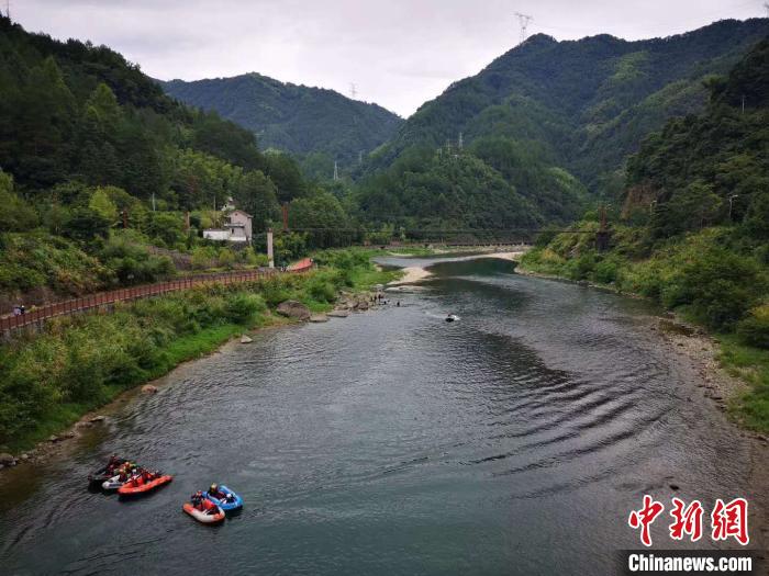 浙江某水域开展水上应急救援训练 范宇斌 摄