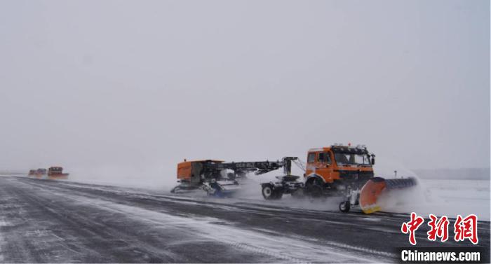 哈尔滨机场跑道清雪。　仇建 摄