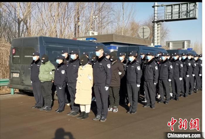 图为警方将嫌疑人押解回五原。　石永生 摄