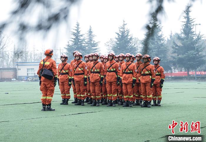 消防员迅速换装在楼前整齐列队。　蔡罗刚 摄