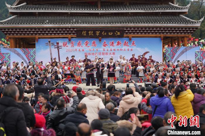 来自“桂湘黔”三省(区)的侗族群众在广西龙胜各族自治县乐江镇江口村参加琵琶歌大赛。　韦吉阳 摄