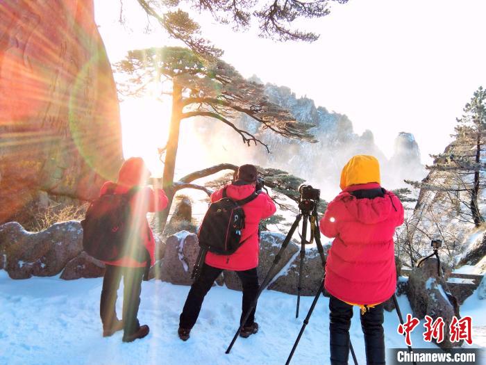 游客在黄山之巅拍照留念。　张永苗 摄