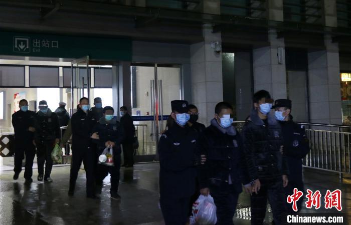 图为湖北仙桃专班民警赴峨眉山市抓获嫌疑人并安全押回(资料图)湖北仙桃警方供图