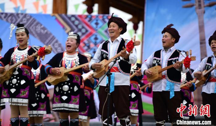 12月15日，在广西桂林市龙胜各族自治县乐江镇江口村，侗族同胞在演唱琵琶歌。　潘志祥 摄