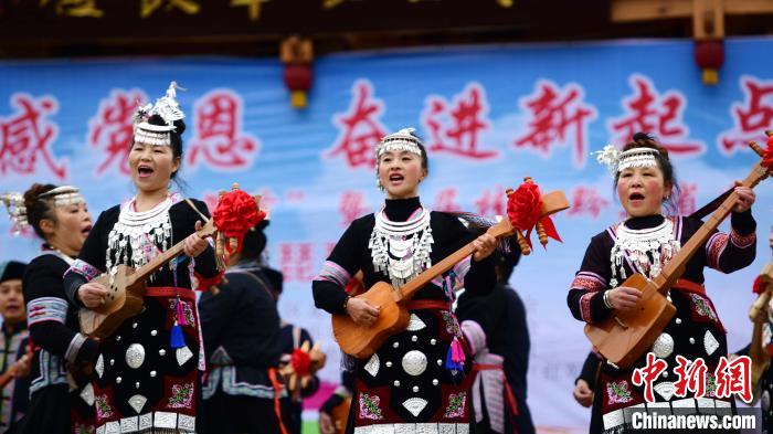 12月15日，在广西桂林市龙胜各族自治县乐江镇江口村，侗族同胞在演唱琵琶歌。　潘志祥 摄