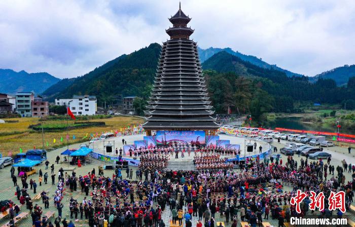 12月15日，在广西桂林市龙胜各族自治县乐江镇江口村，侗族同胞欢聚一堂庆祝侗年。　潘志祥 摄