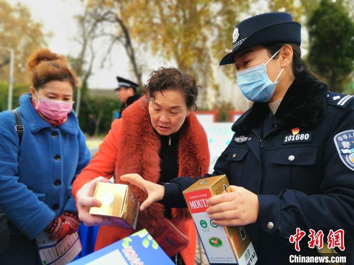 郑州警方向群众讲解假冒伪劣产品对身体的伤害。　宁晓波 摄