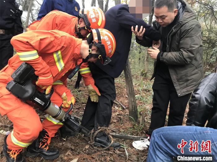 消防人员解救受困男子 罗伟平 摄