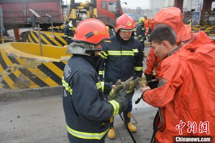 图为消防员身着专业防护服准备发起新一轮处置作业。吕梁市消防救援支队供图