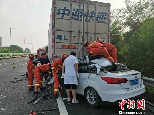 资料图：某交通事故救援现场 林泽贤 摄