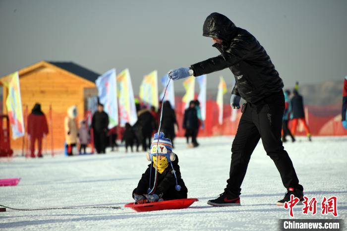 图为市民戏雪。　丁凯 摄