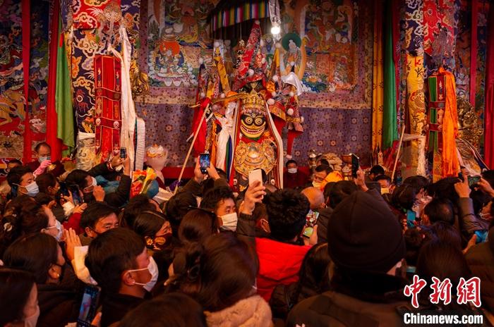 11月30日，西藏大昭寺举行一年一度的传统宗教节日“仙女节”。中新社记者 江飞波 摄