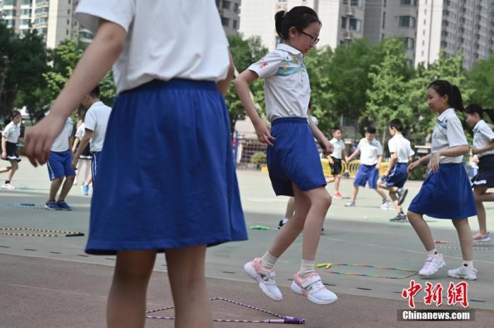 资料图：6月8日，复课后的北京丰台第五小学鸿业校区学生们在操场上体育课。 中新社记者 张兴龙 摄