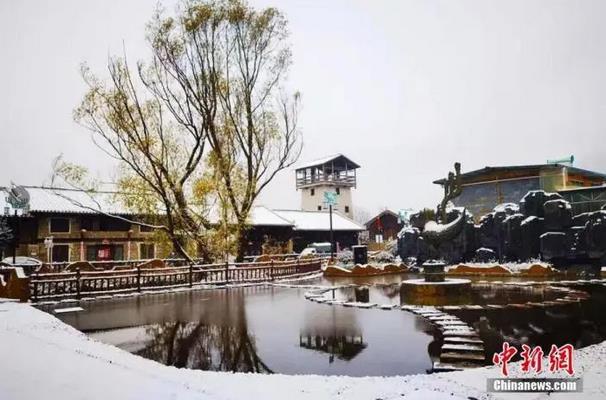 资料图：12月3日，一场雪，纷纷扬扬，撒落在四川茂县叠溪镇，降雪过后，天空放晴。陈贵琼 摄