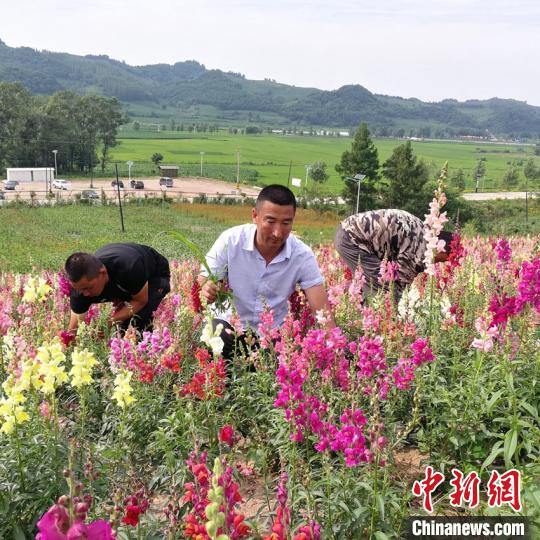 吴祥和村民一起劳动。受访者供图