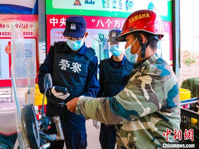 图为苏平(左一)在执勤现场核查进出边境地区人员。　雷跃 摄