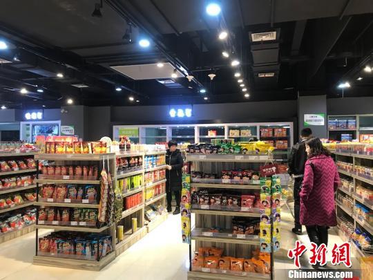 资料图：消费者正在选购商品 奚金燕 摄