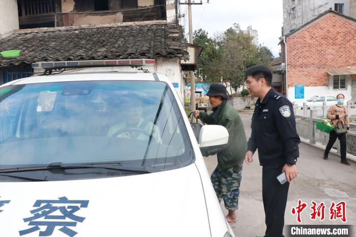 民警送阿桥乘火车回家。　永康公安提供 摄