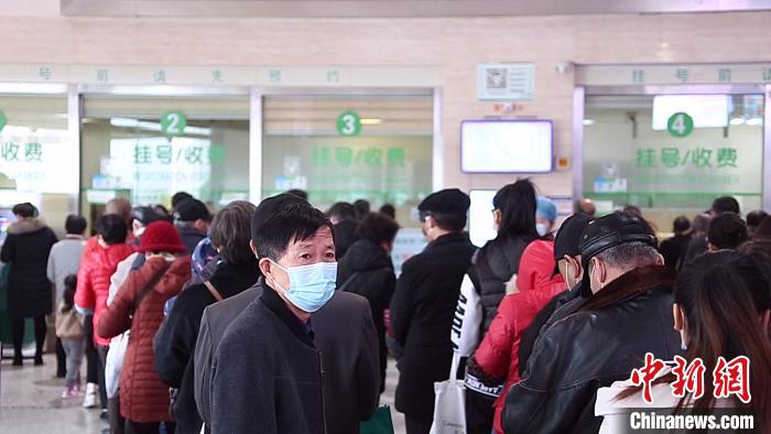 在上海浦东医院，患者正井然有序地排着队。　徐明睿 摄