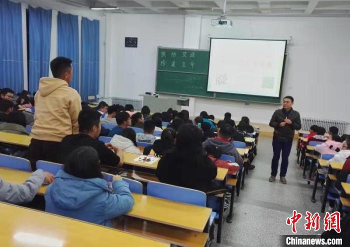 图为罗小峰课堂上与学生互动。兰州大学供图