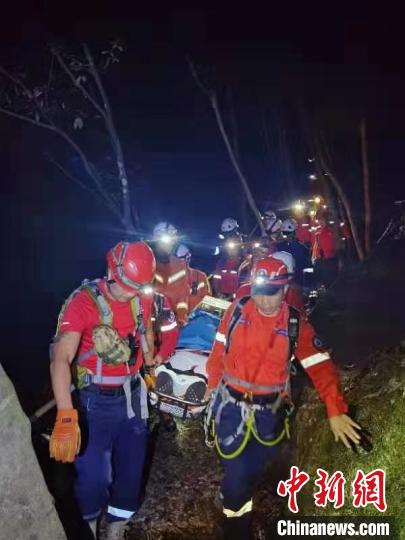 至11月30日凌晨4点，所有被困人员被安全转移。福建省登山协会山地救援队供图