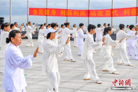 8月3日，太极爱好者一起在海边晨练打太极拳。当日，2019海口市暑假太极拳培训暨大展演公益活动在海口市国家帆船基地公共码头举行，吸引近800名太极拳爱好者参加活动。 中新社记者 骆云飞 摄